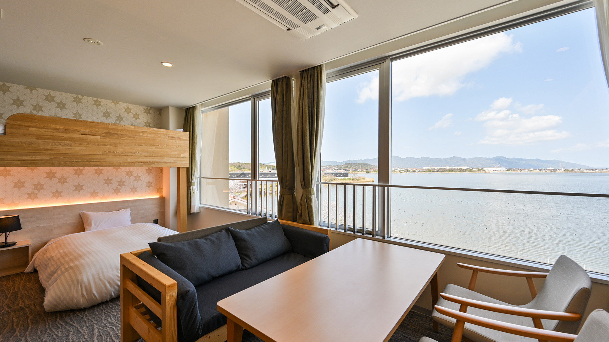 【湖側リビング付スーペリアツイン＋ロフト】湖を見ながらお寛ぎいただけるリビングスペース