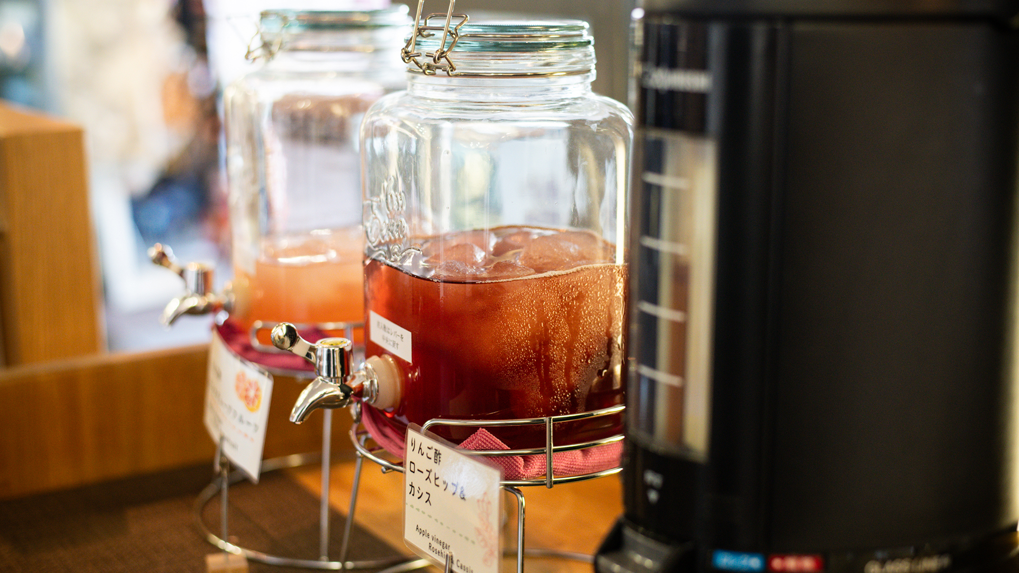 コーヒーやお茶、フレーバーウォーター等、ロビーにフリードリンクをご用意しております。テラスでどうぞ。