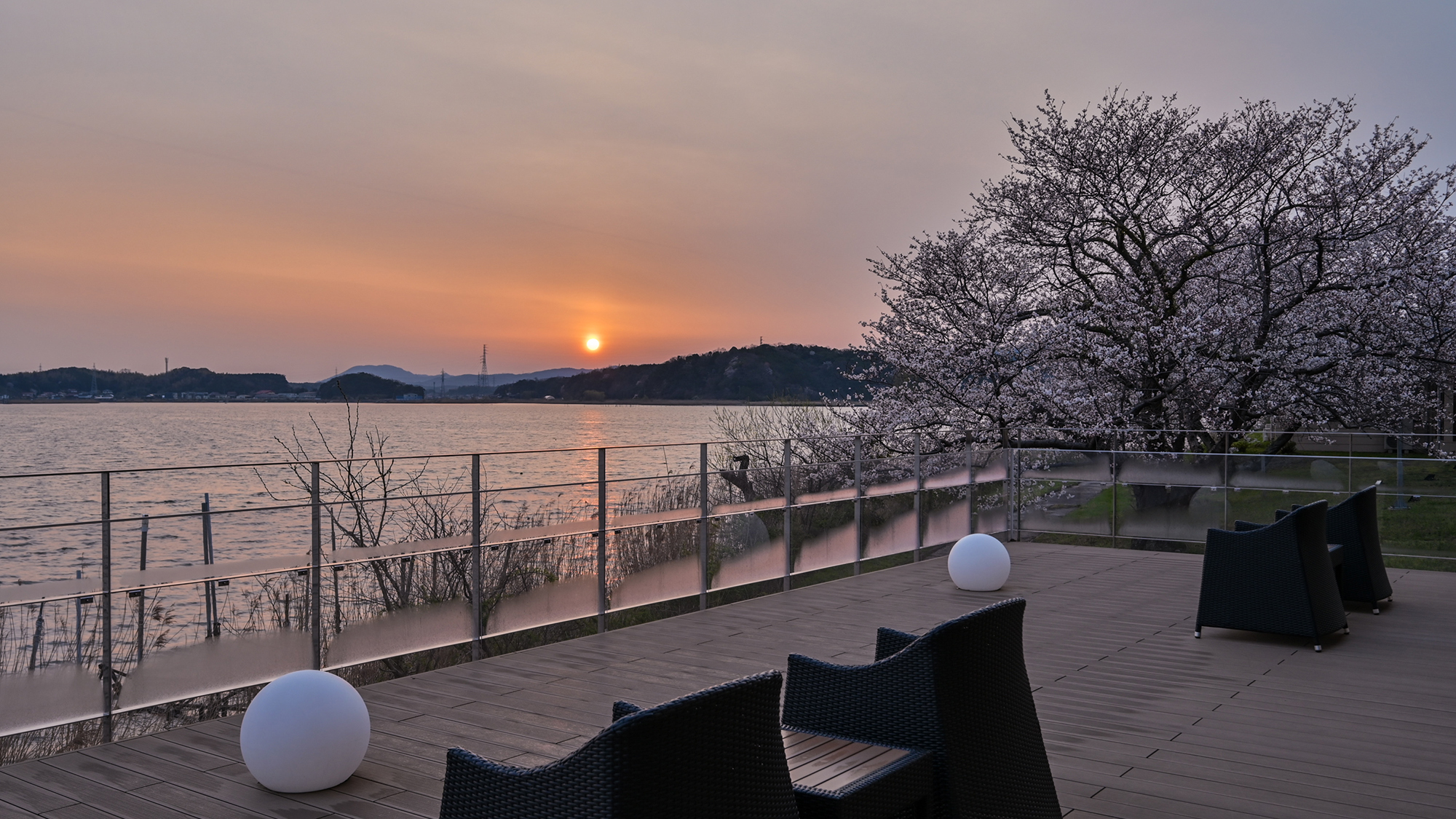 「風のテラス」コーヒーやドリンクを片手に美しい景色をお楽しみください。