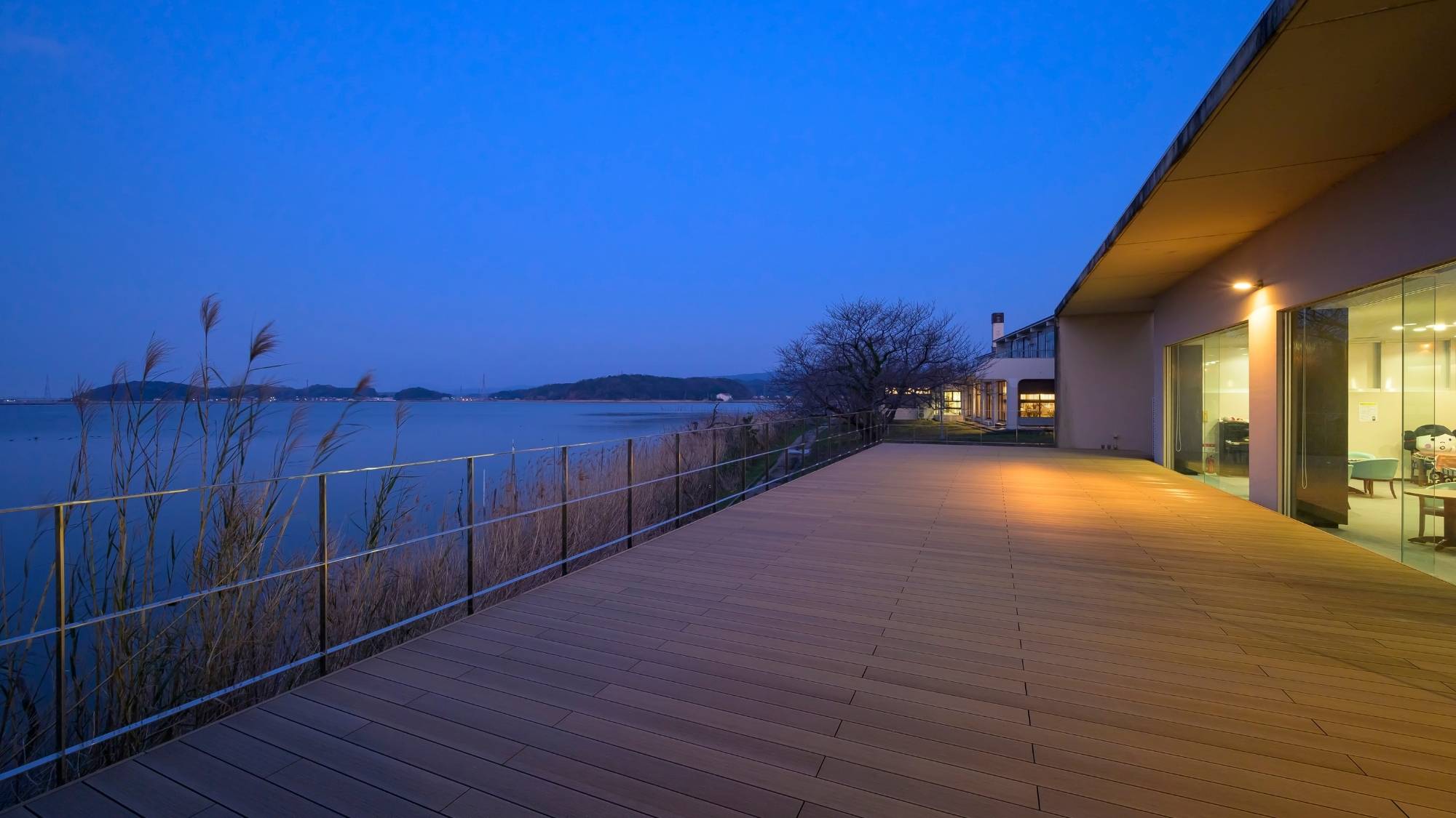 藍色の空と湖に癒される夕暮れ時の「風のテラス」