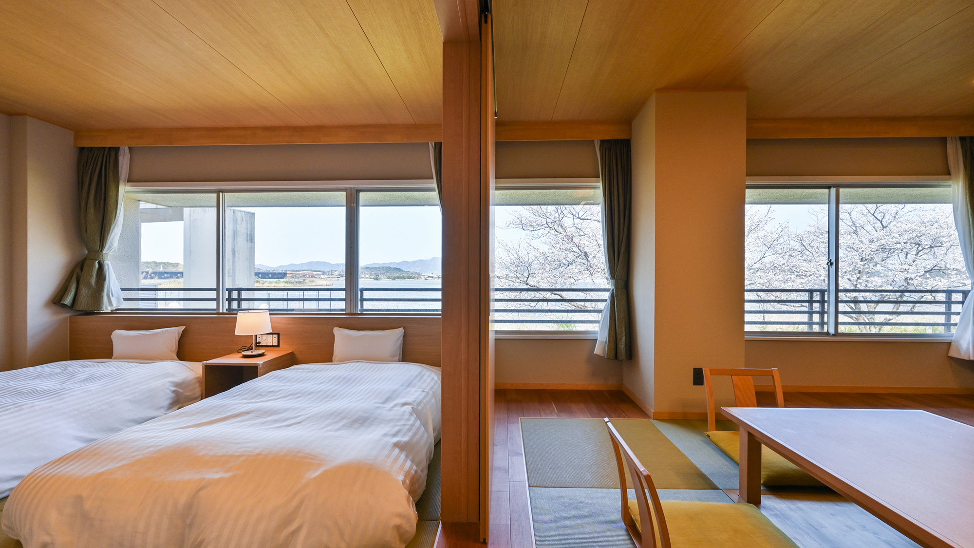 【湖側リビング付きデラックス和洋室】シーズンそれぞれの景色をお楽しみください。