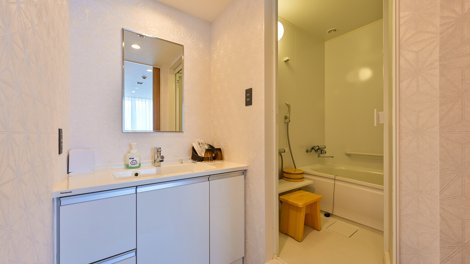 【湖側リビング付スーペリアツイン＋ロフト】バスルームと洗面スペース