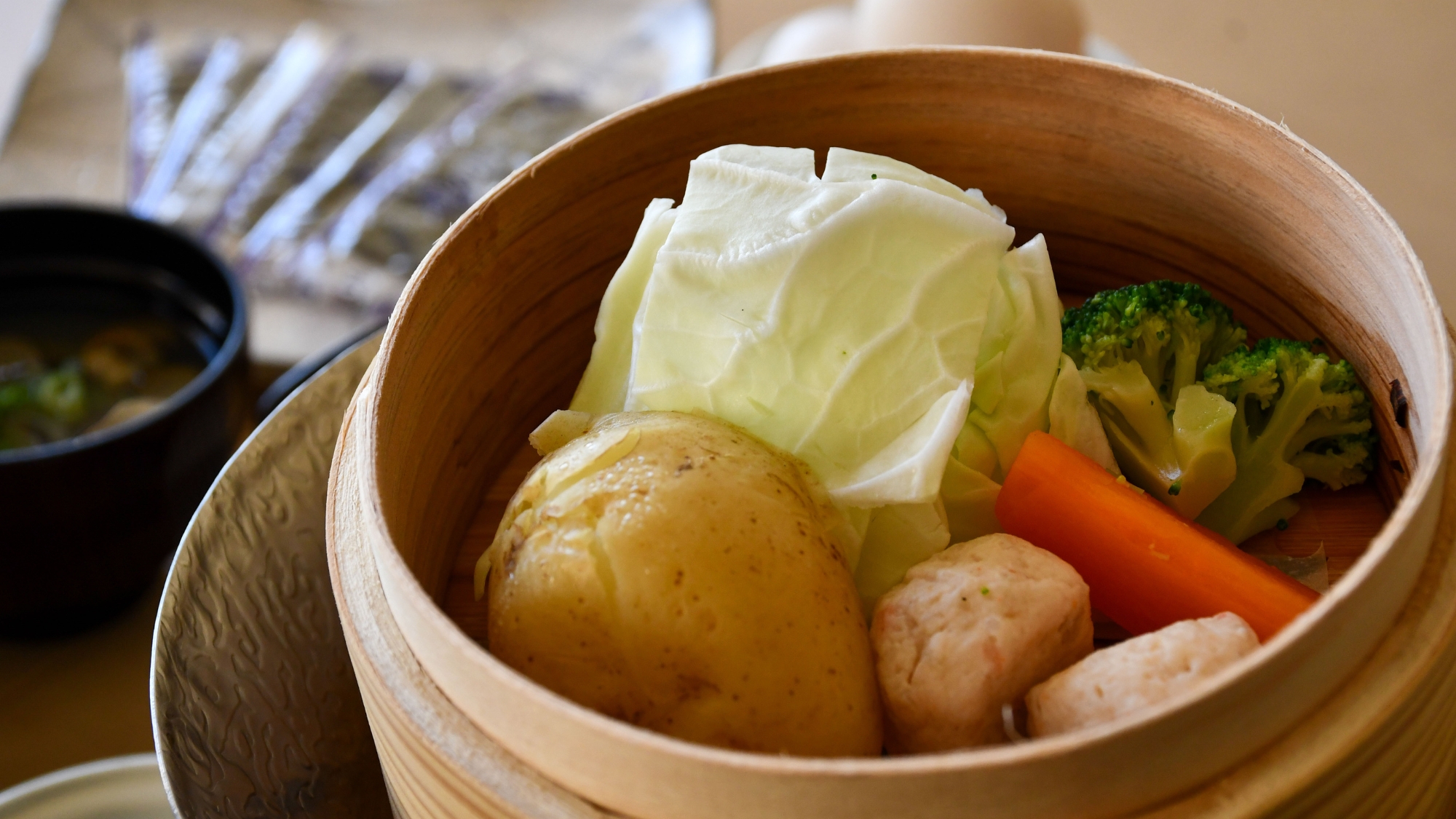 ご朝食。野菜のせいろ蒸しなどやさしい味わいのお料理で一日をスタート！