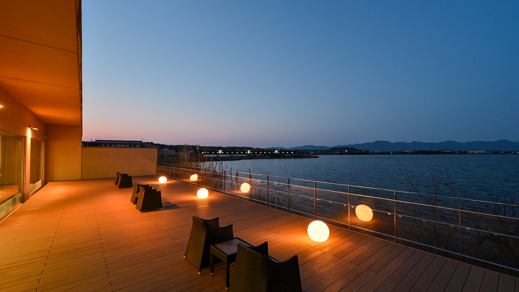 藍色の空と湖に癒される夕暮れ時の「風のテラス」