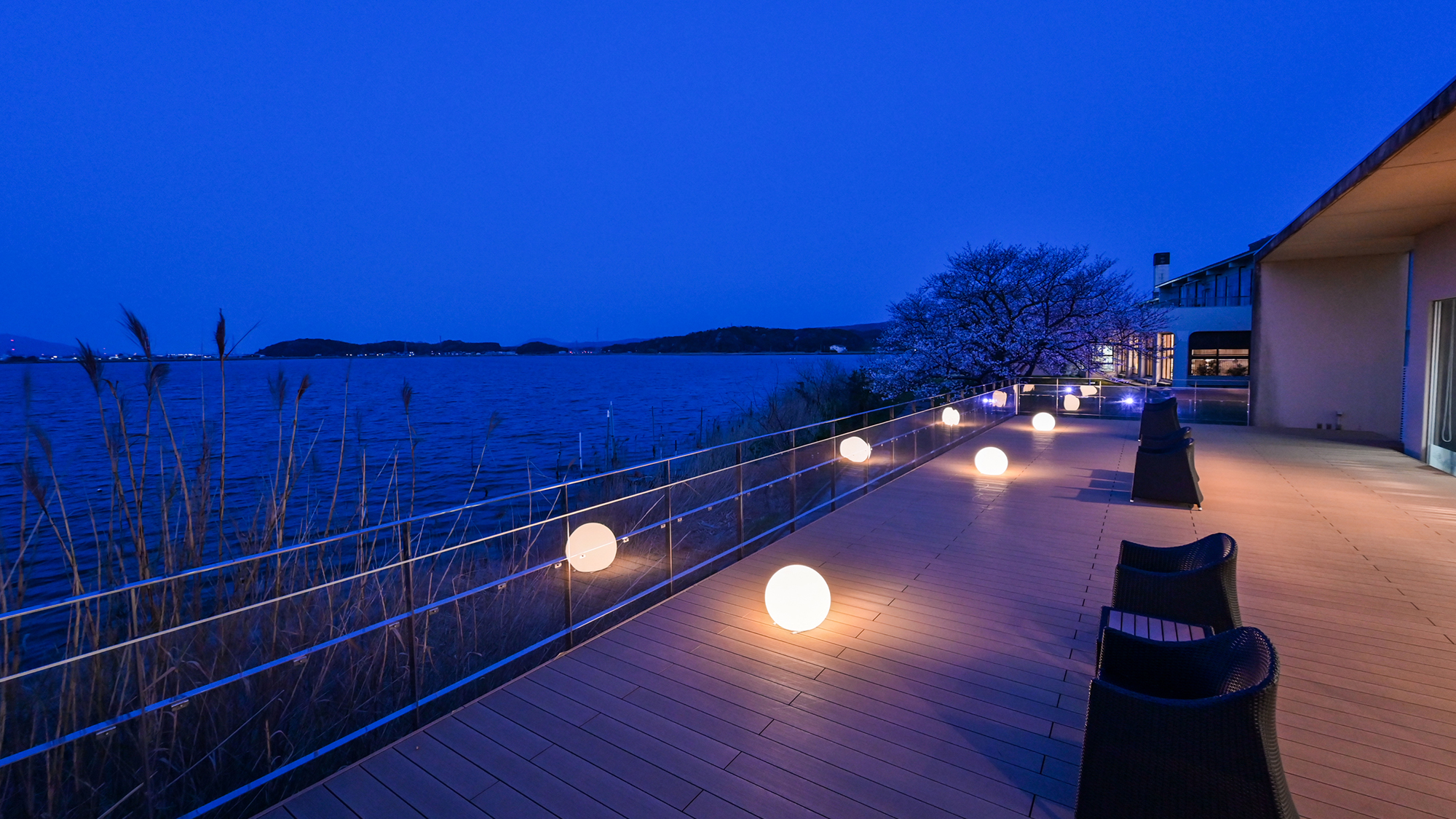 「風のテラス」ライトの灯りが幻想的な空間に広がる。