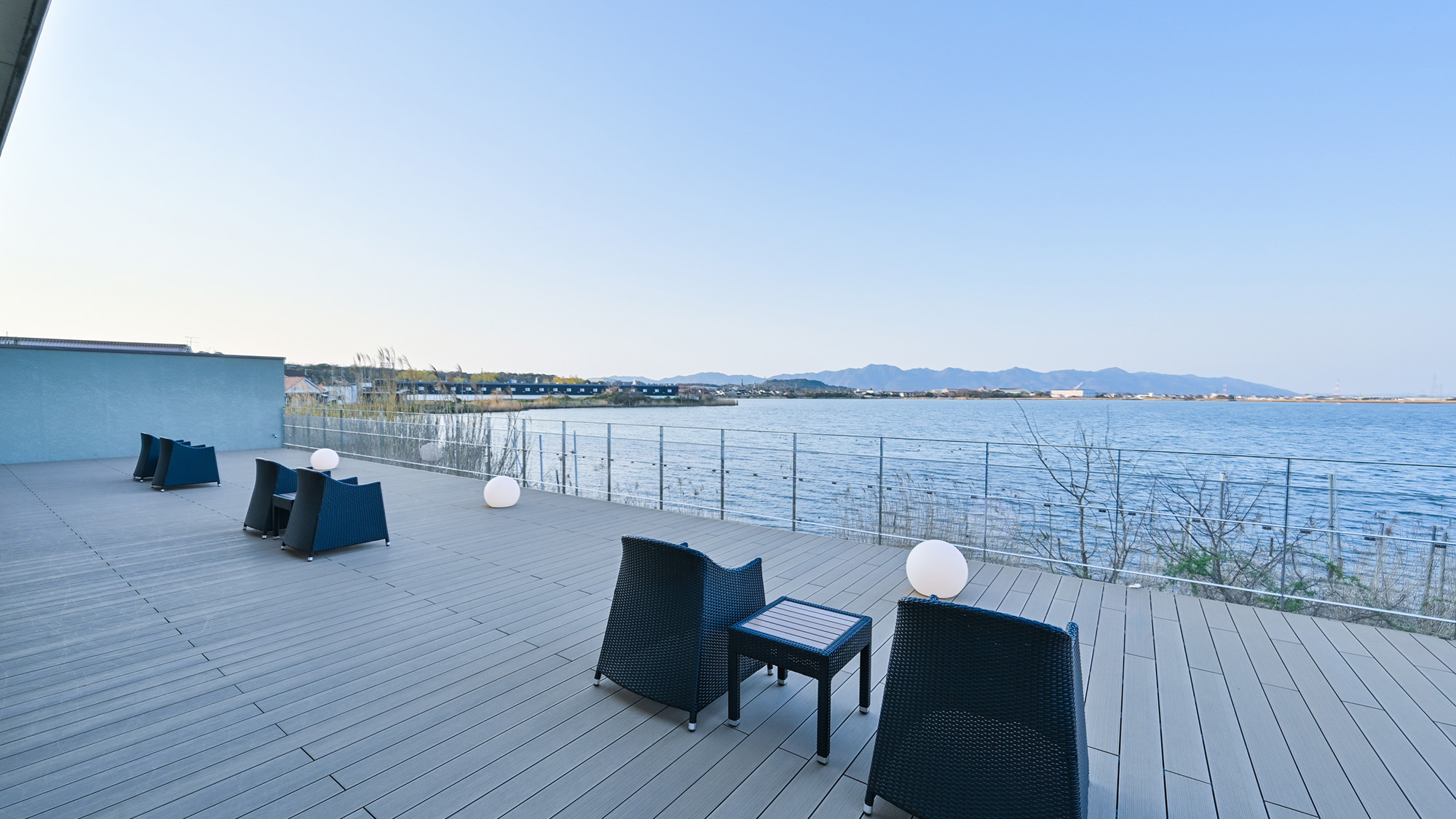 風のテラスからは、朝日とともにしじみ漁が見られることも。山陰らしい風情ある光景です。