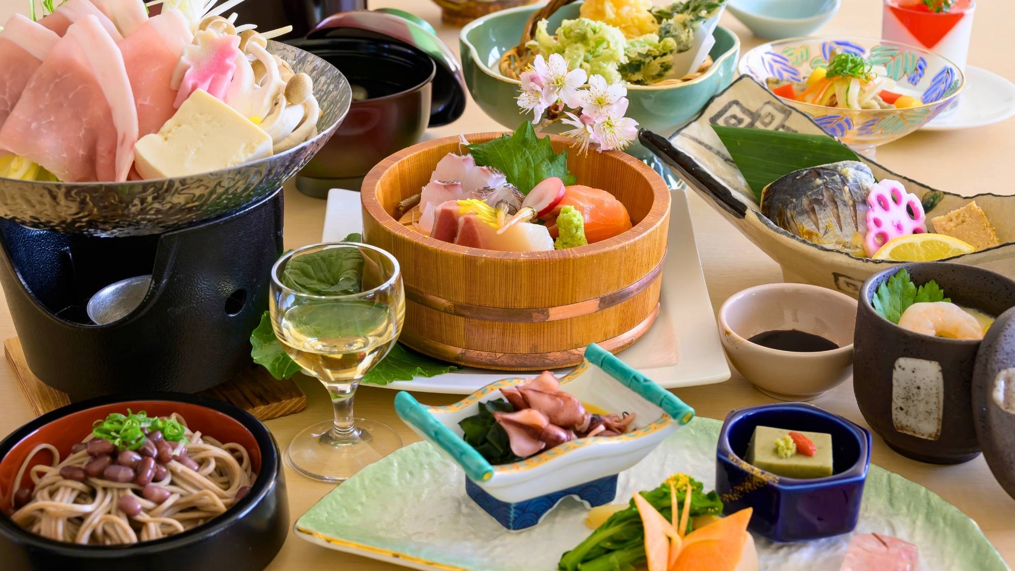 春の郷土会席。山菜やほたるいかなど、この時期限定の食材をご堪能ください。