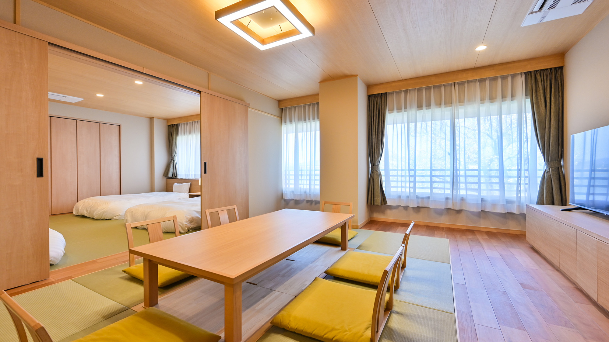 【湖側リビング付きデラックス和洋室】2024年春新しく誕生したデラックス和洋室。ご家族での団らん