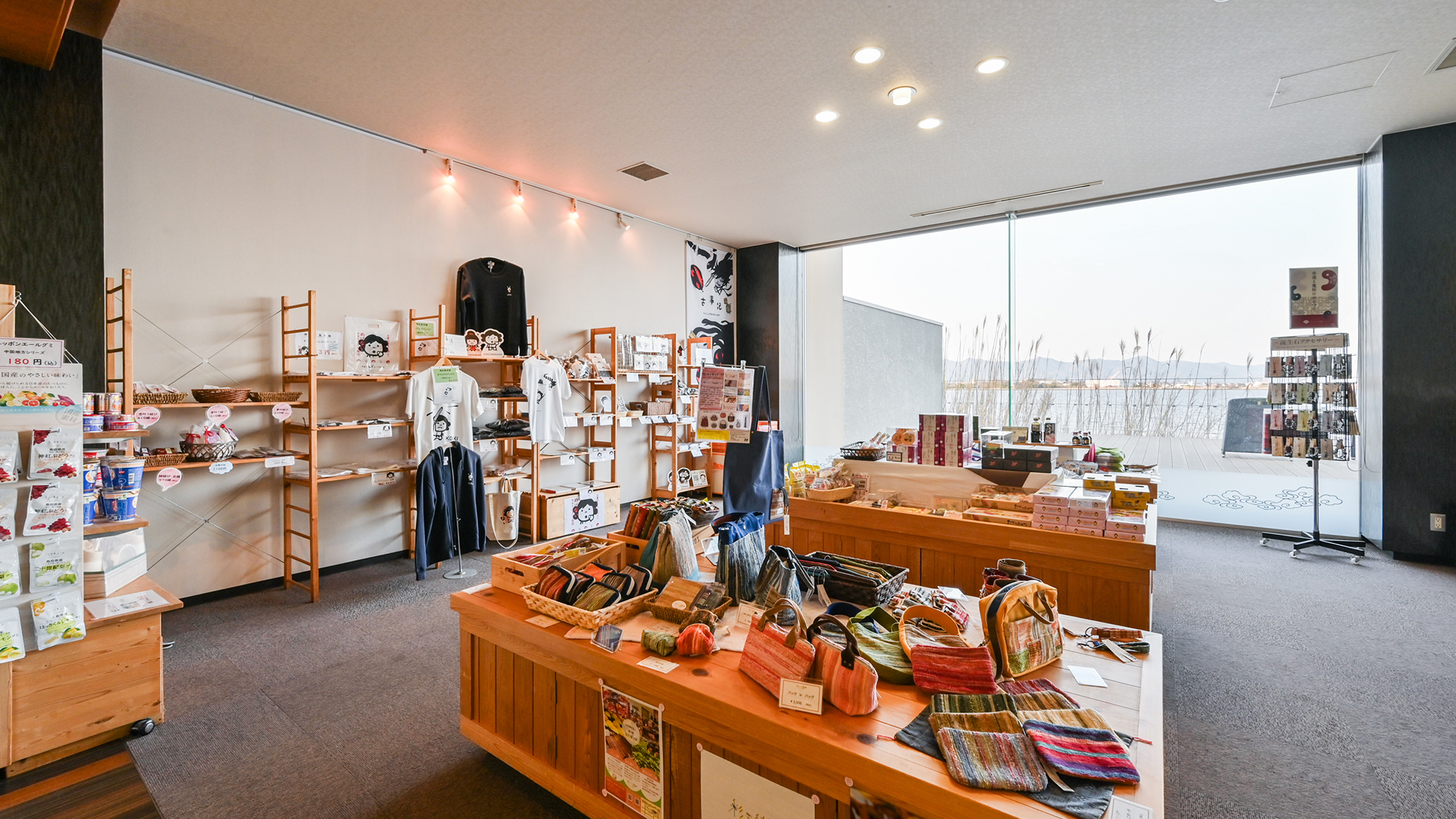 ロビー　お土産も売ってます。