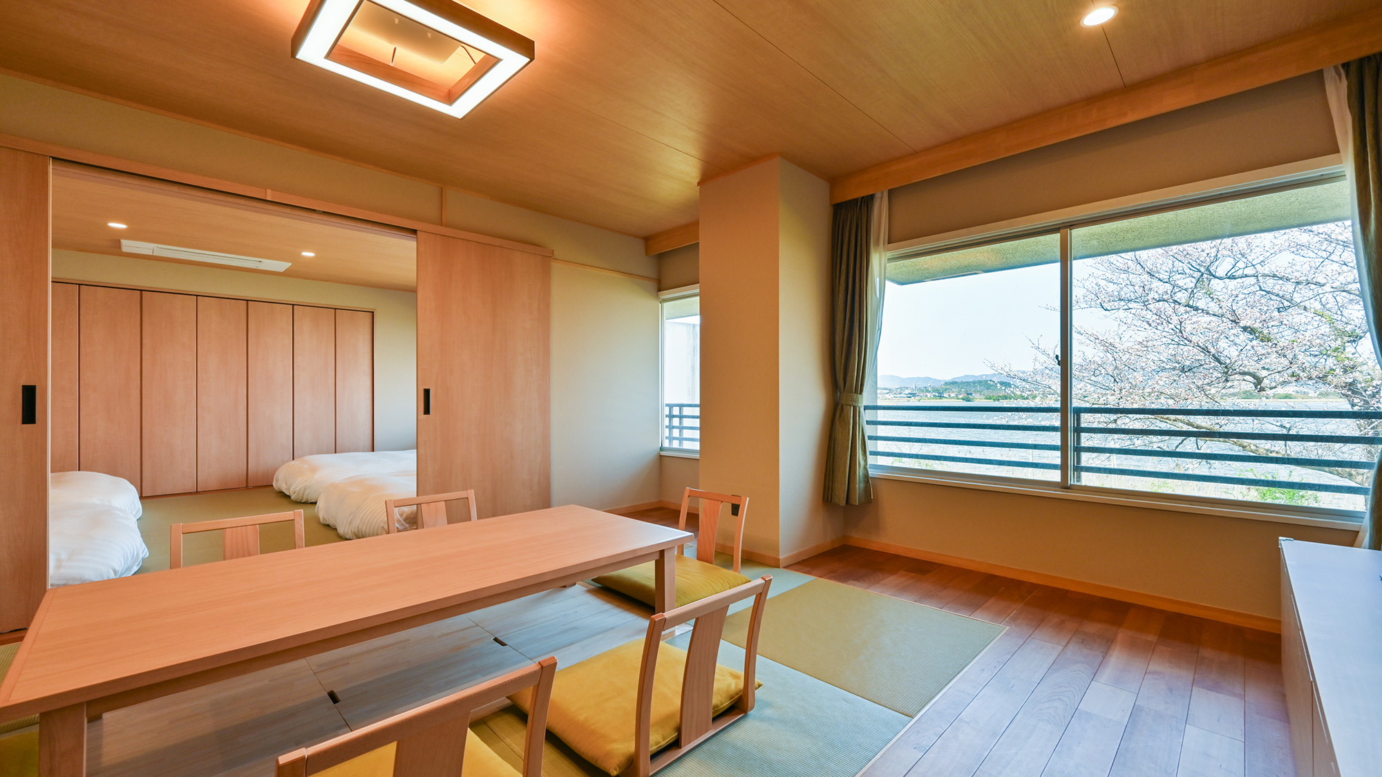 春には桜もお楽しみいただけます。【湖側リビング付きデラックス和洋室】