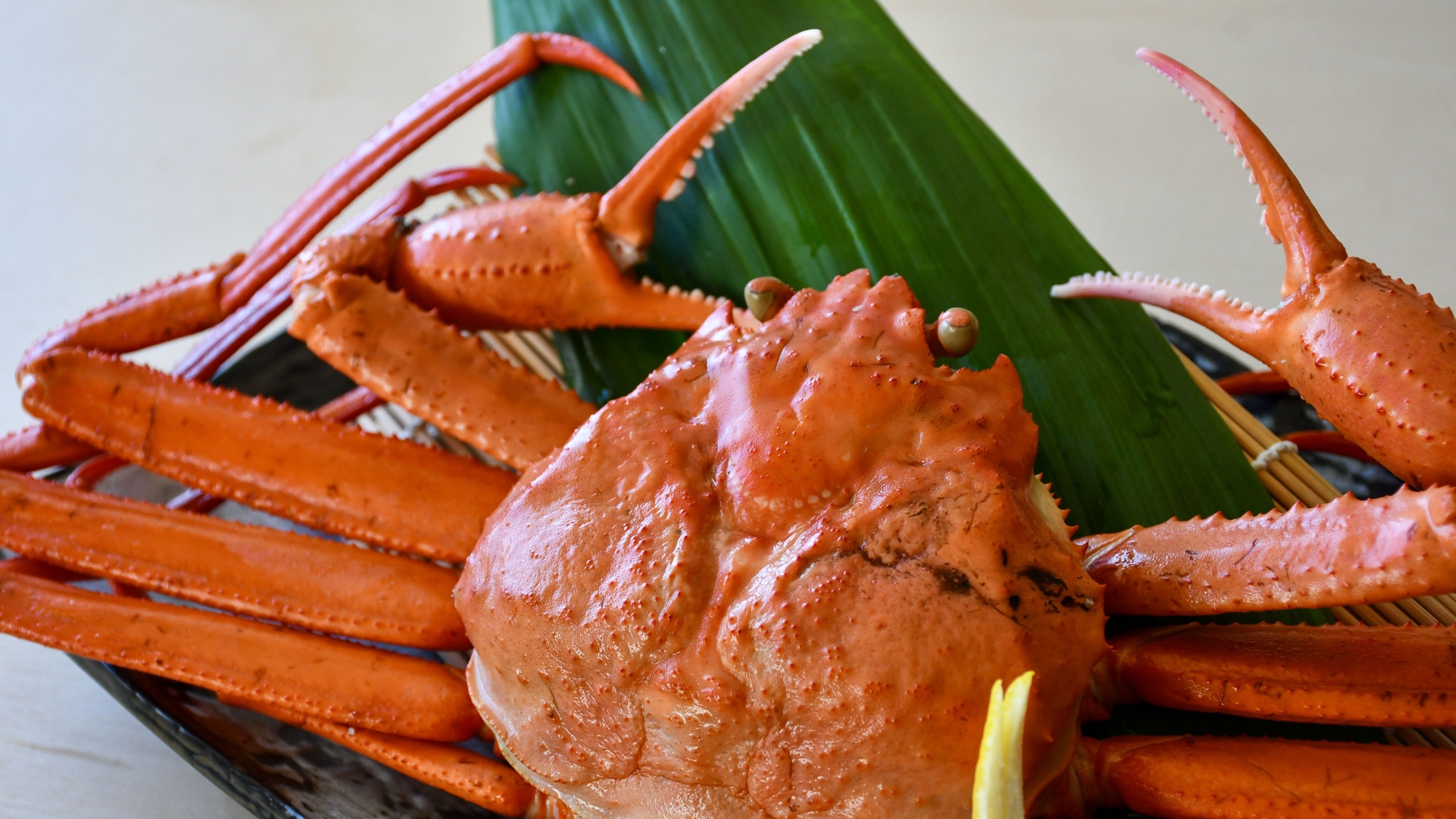 秋の特選会席には、旬を迎える蟹も登場！特選の名にふさわしい豪華な食材が並びます。