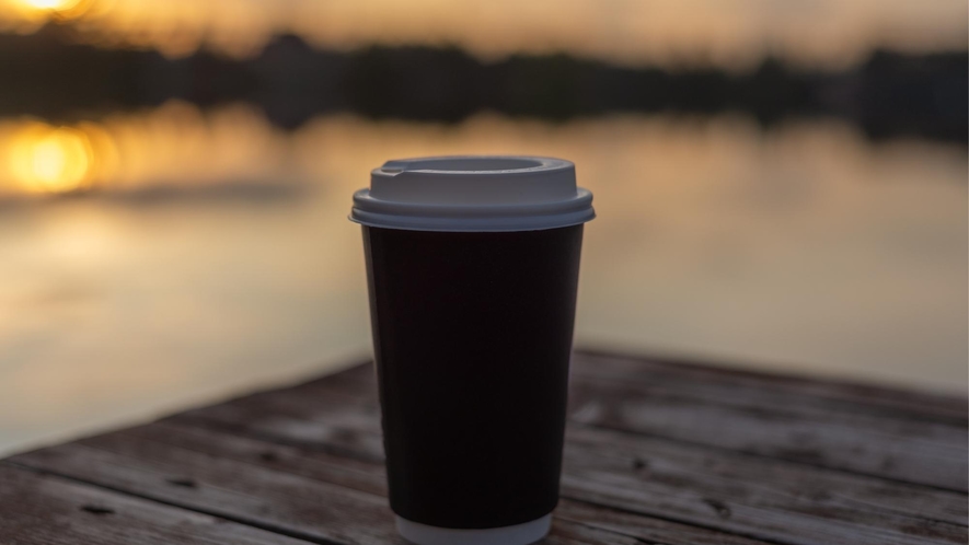 湖畔の夕暮れを見ながらのコーヒー