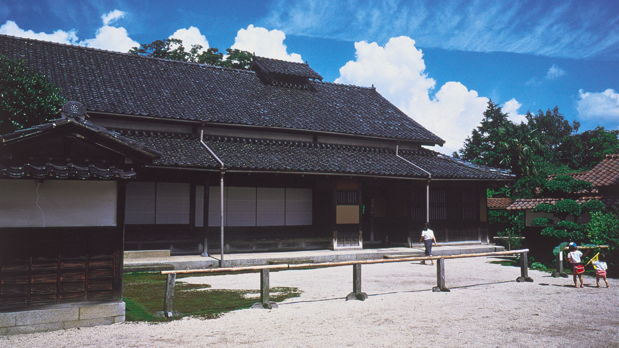 出雲民藝館。当館のある神西湖の美しい景色を残した「神西湖九景」を見ることができます。