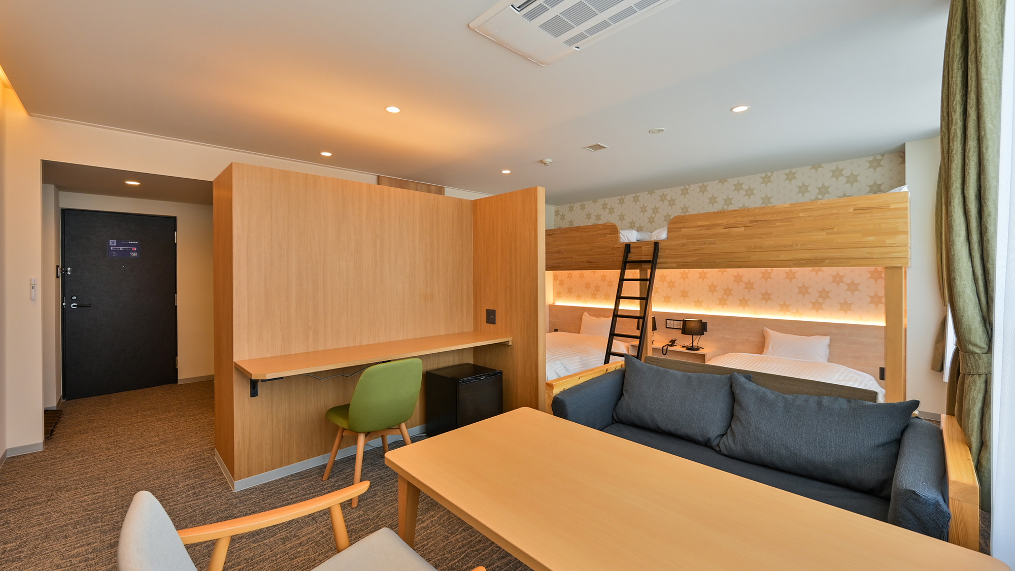 【リビング付ロフトベッドルーム】ソファスペースやワークデスクも備えたお部屋です。