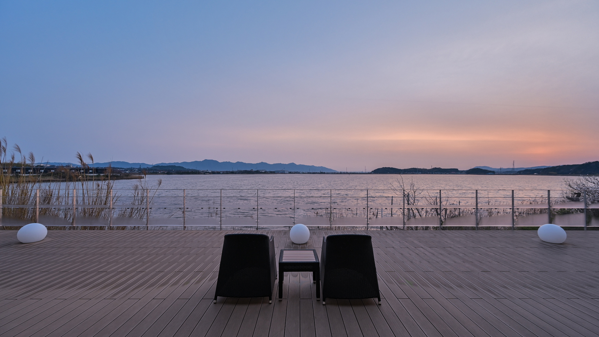 出雲神話ゆかりの神西湖。神々に思いをはせながら寛ぎのひと時を。