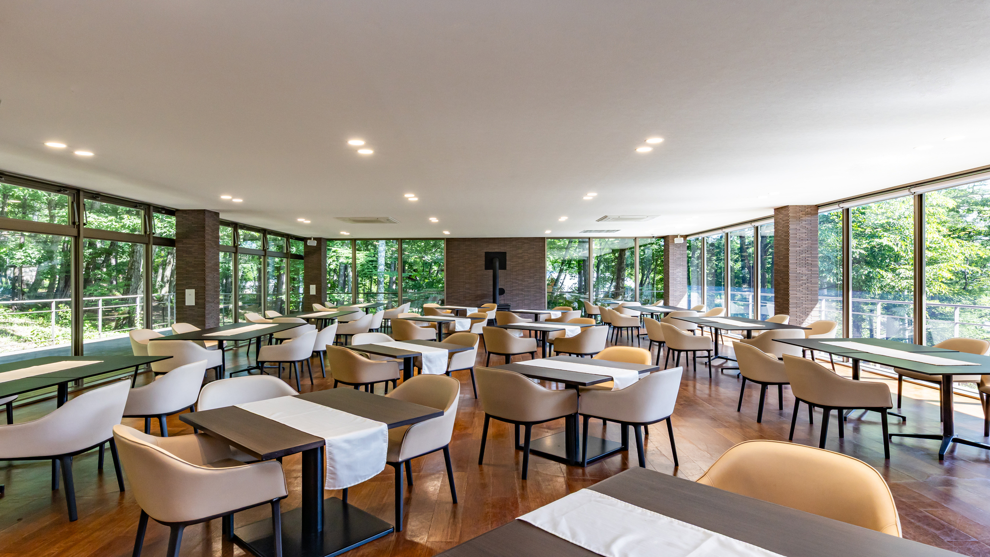 【レストラン「ラ・テラス」】