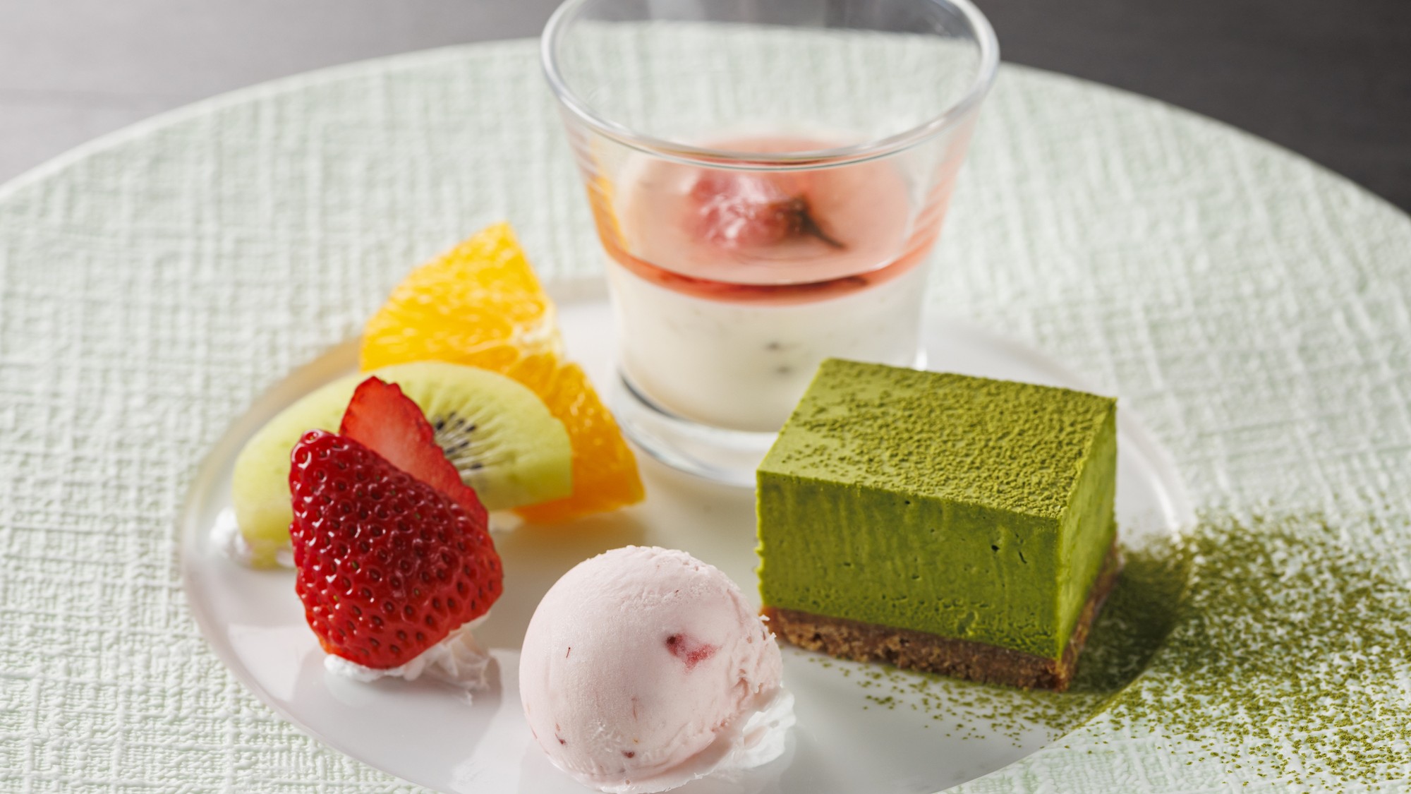 【フレンチ(2026春)】桜風味のブランマンジェ 抹茶のガトー ストロベリーアイス