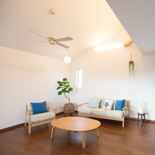 ２階のリビングルーム。ご家族で、カップルで。ゆったりとした時間をお過ごしください。