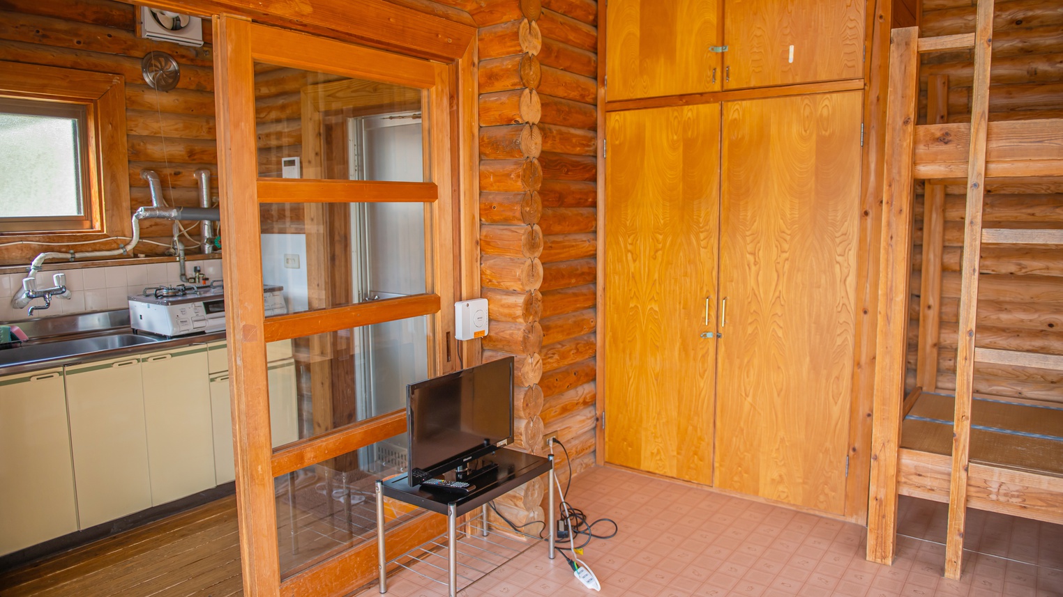 *【ログハウス一例】C棟：キッチン完備