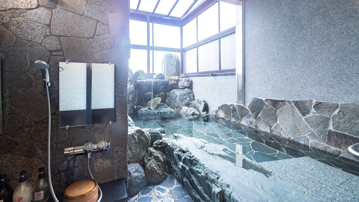 【素泊まり】道後温泉まで徒歩3分！温泉街や文学の町を堪能したい方に◆3つの貸切風呂で癒しの時間