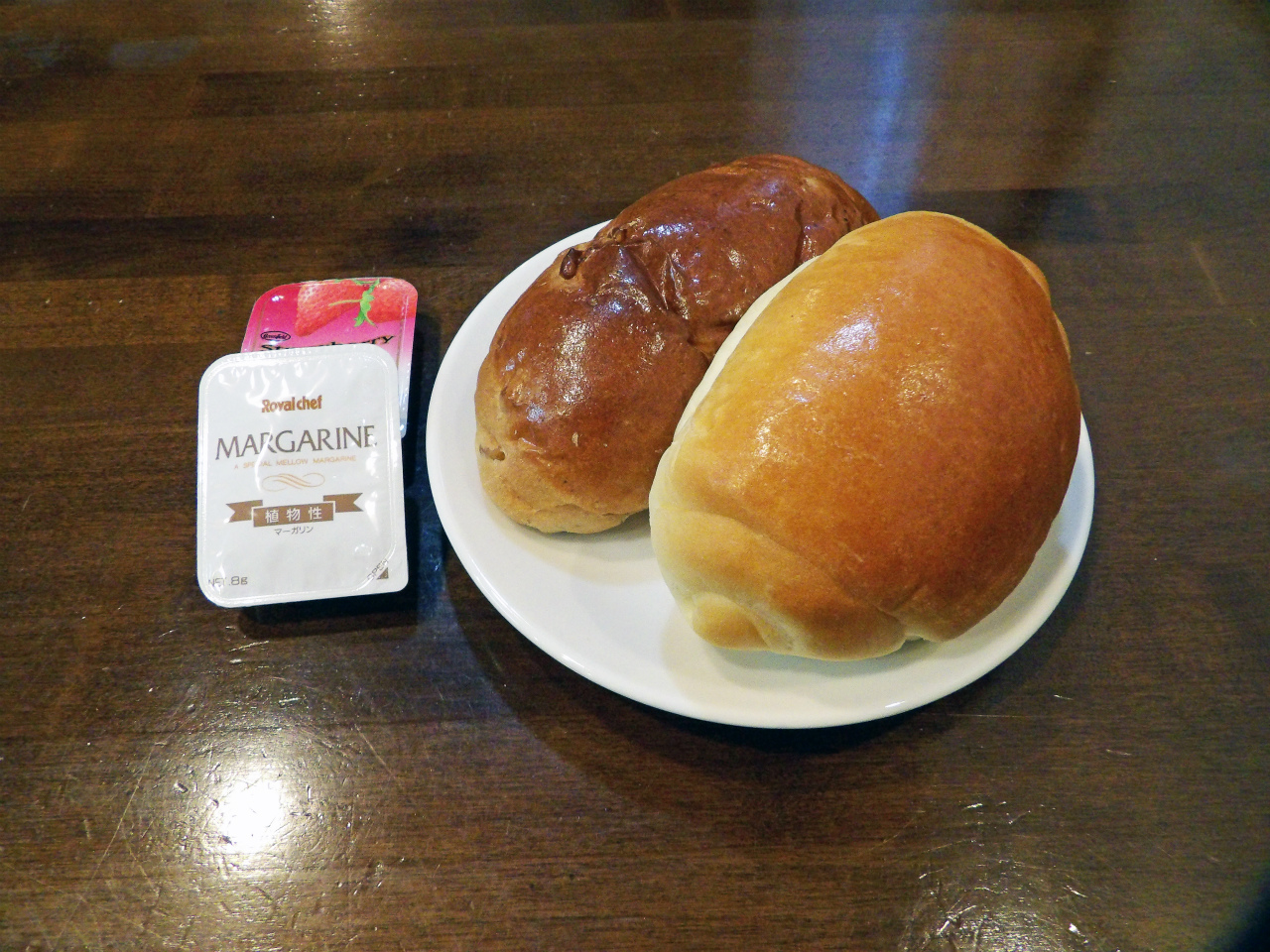 松本でも有名で当ホテルそばの小松パンのパンをご用意！毎朝焼きたてを運んでもらっています。