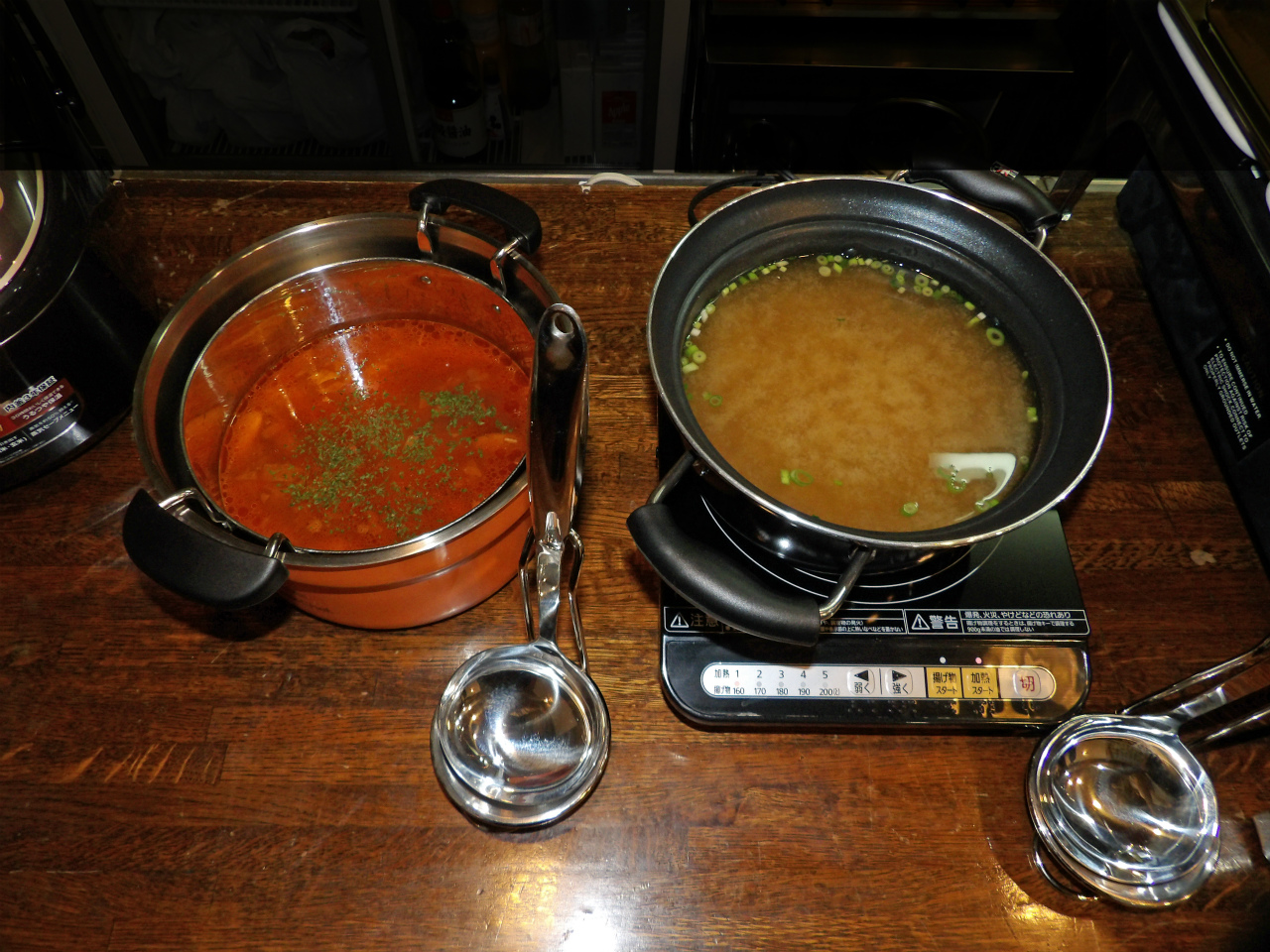 温かいお味噌汁と季節のスープをご用意しています。
