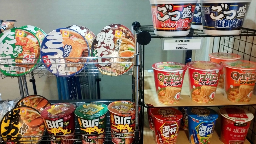 【１階フロント】カップ麺などを販売。買い忘れや小腹がすいた時も安心！