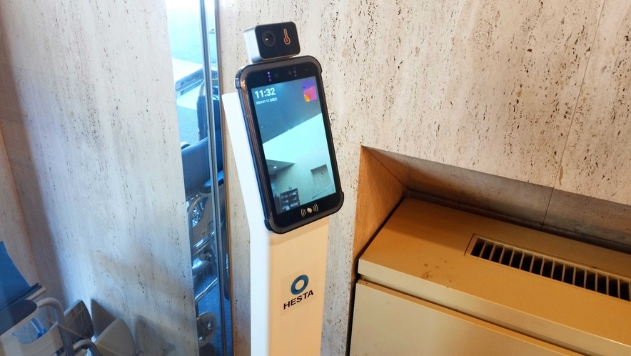 【１階ロビー】AI検温デバイス「HESTAセキュリティゲート」設置でホテル滞在も安心！
