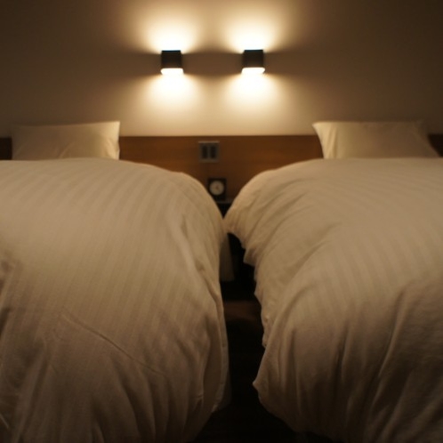 全ての客室のベッドは、有名ブランド『シモンズ社製』快適にお休みいただけるようデュペスタイルでご用意
