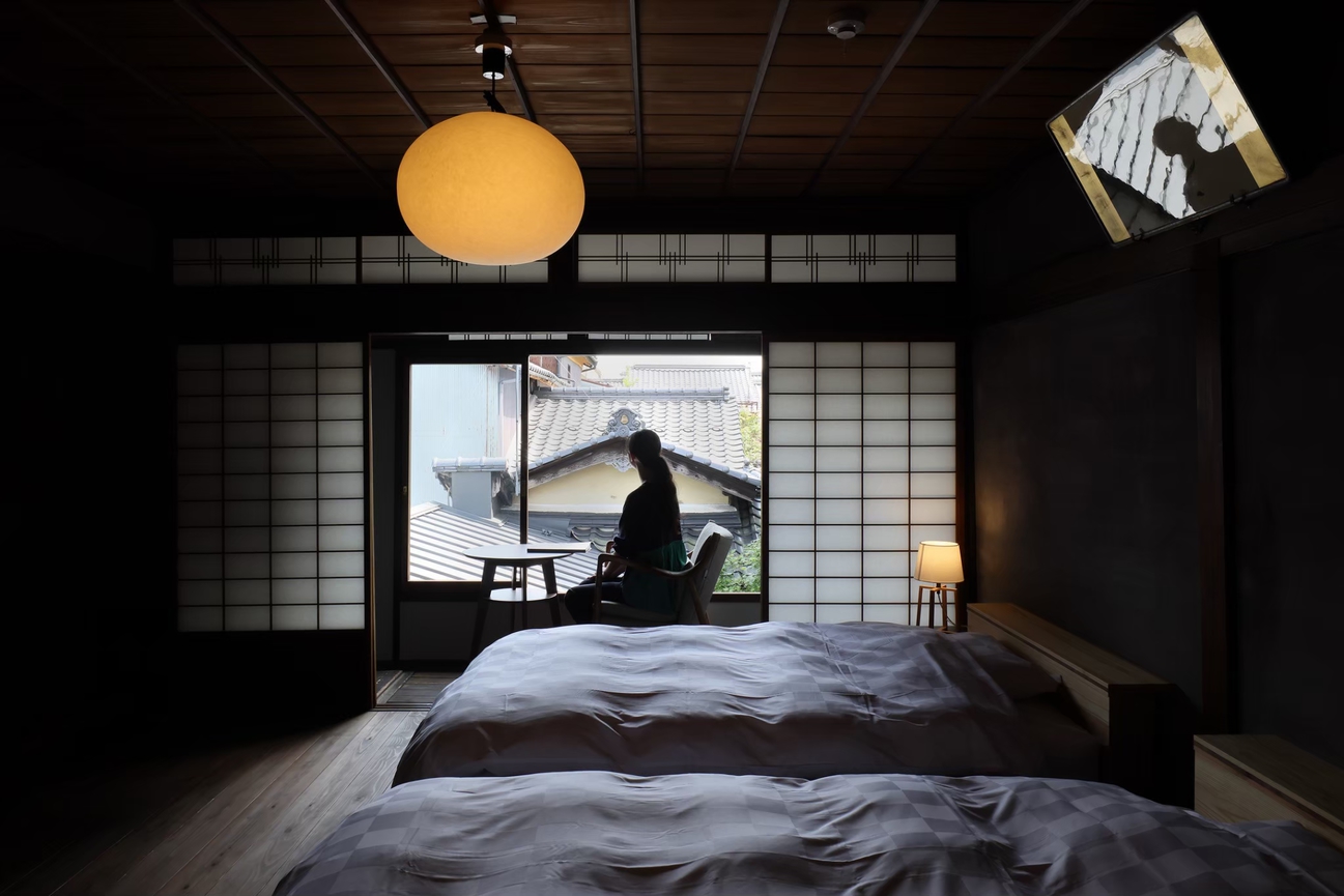 2階寝室。京町屋ならではの特徴的な光と影のコントラスト