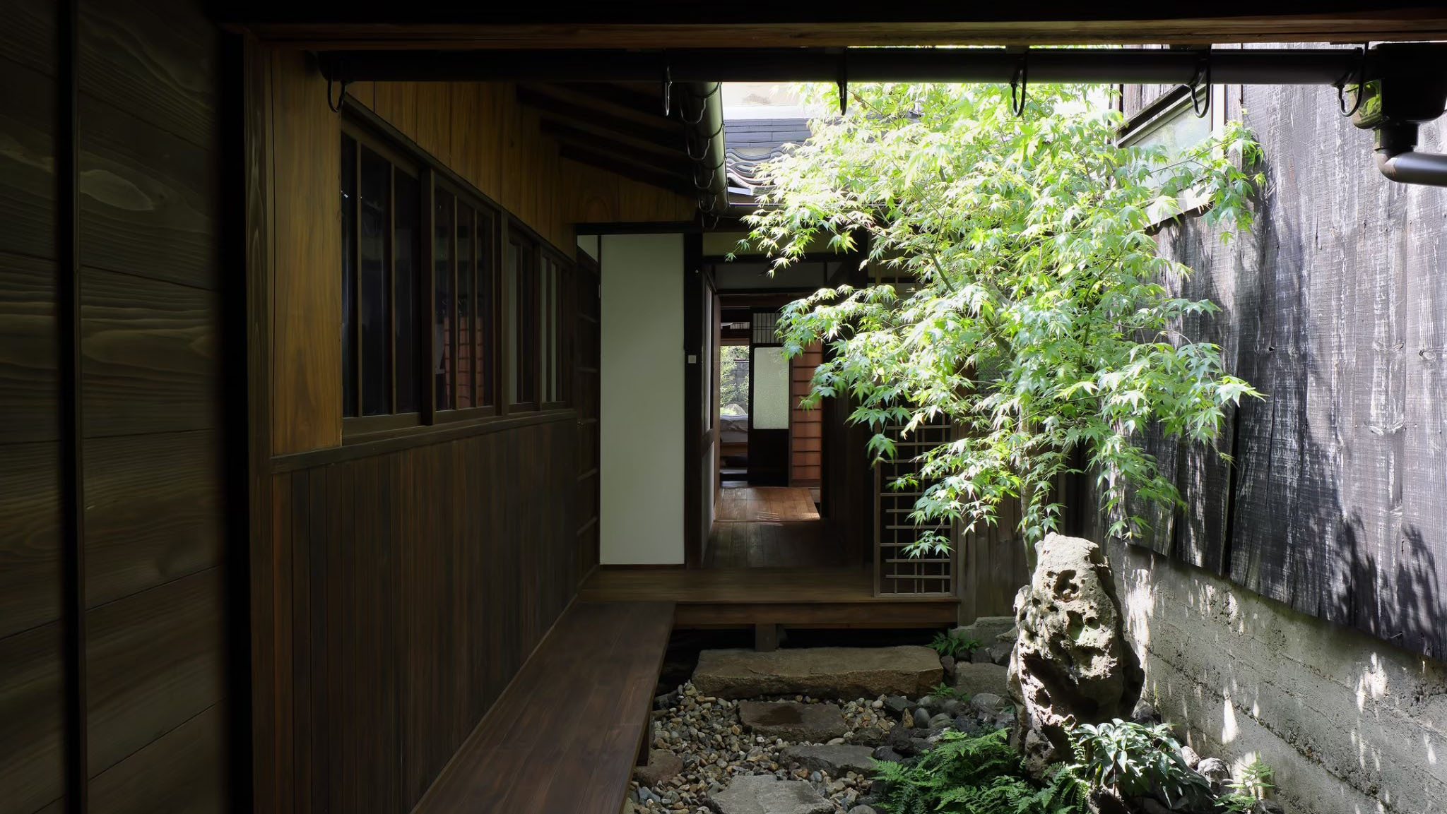 京町屋の特徴である中庭から心地よい風が通り抜けます。