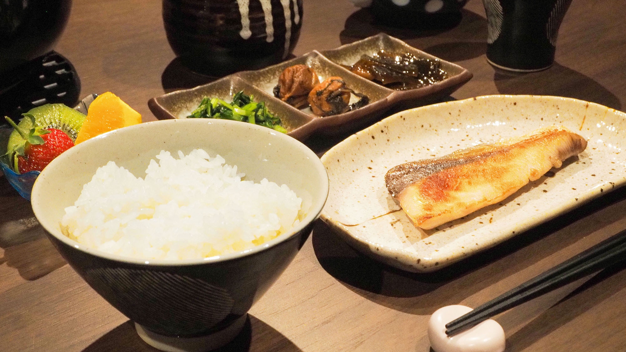 【朝食付き】土鍋のほかほかご飯と地元舞鶴のソフト干物の朝ごはん　セルフ調理で食べたいときに朝食を