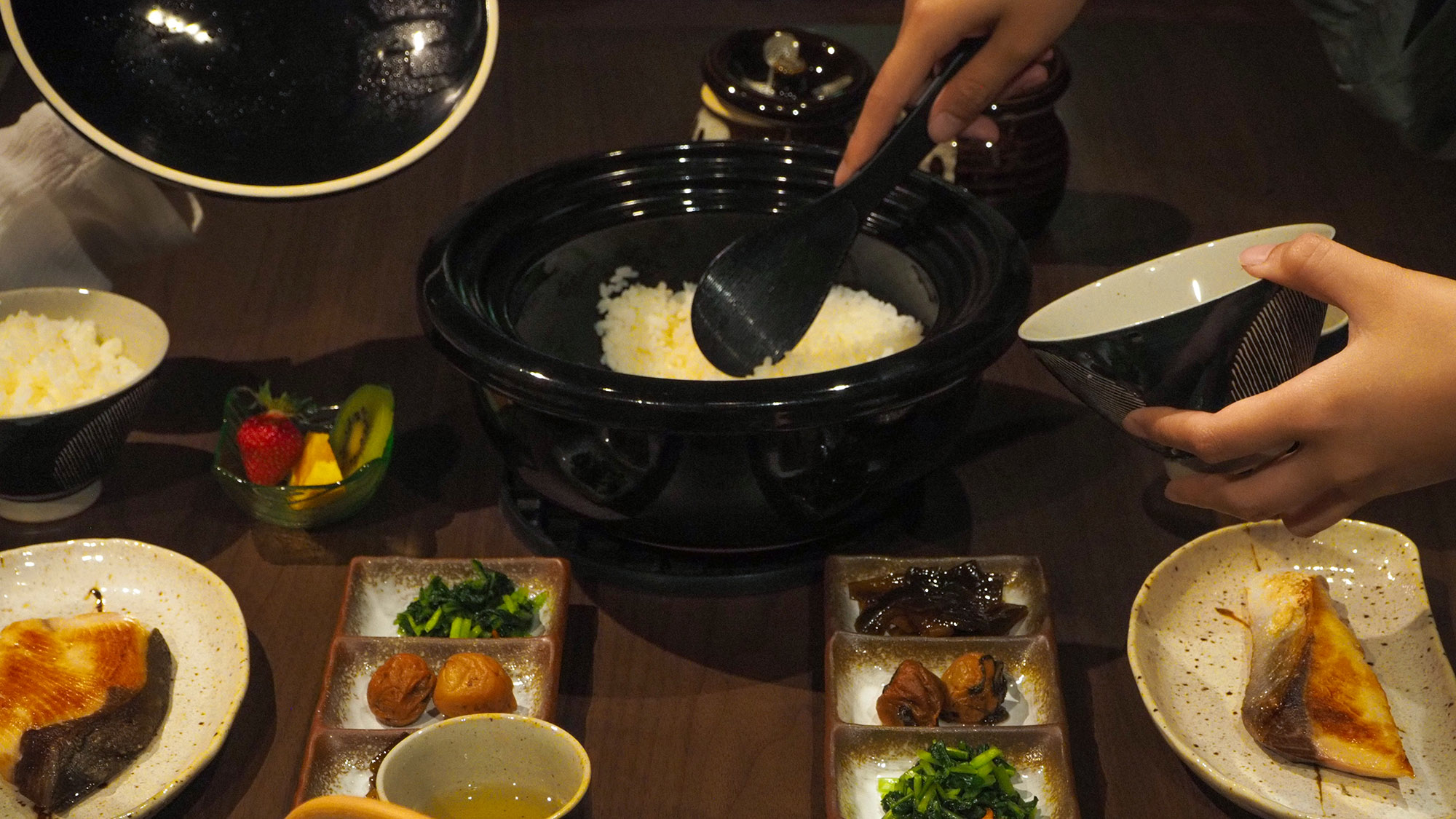 ・【朝食】土鍋炊飯器で炊く炊き立てご飯や焼き魚をご自身で調理いただきます