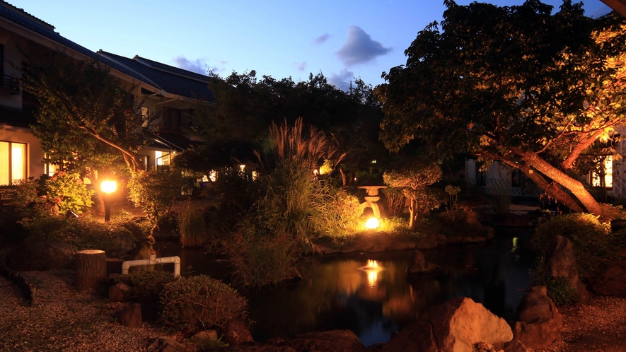 ライトアップされた庭園！秋には紅葉も