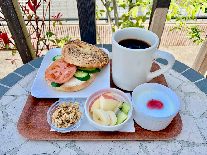 朝食セット---自家製ベーグル＋クリームチーズ＋トマト＋キュウリ