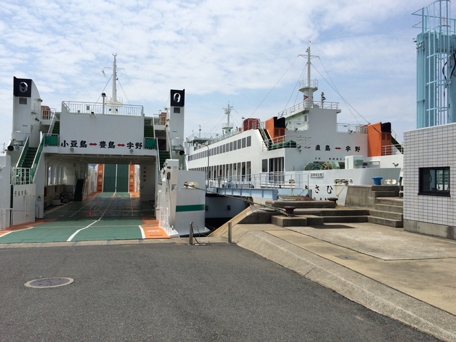 徒歩1分。直島・豊島・小豆島行きフェリーターミナル