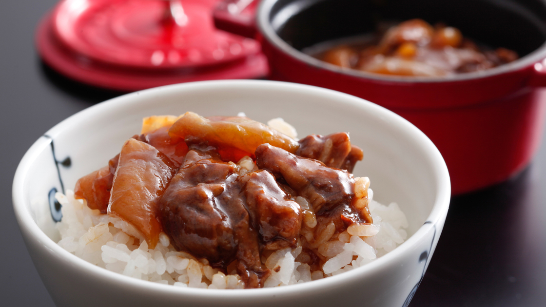 朝食の人気メニュー。淡路牛すじ肉の炊合せをあつあつのご飯にかけてお召し上がりください。