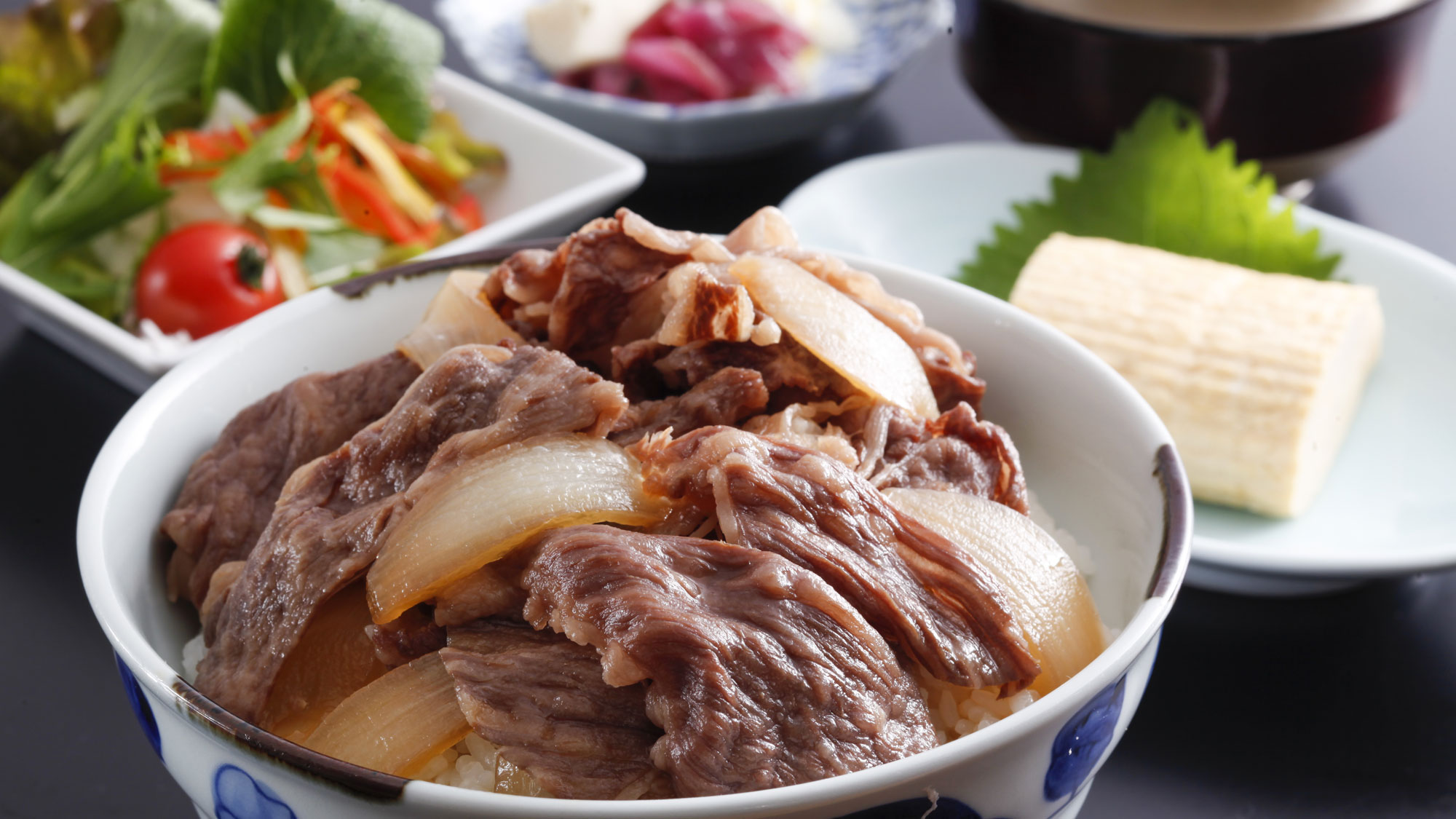 素材の良さを十分に引き出した淡路島牛丼を、ふわふわ出汁巻きとともにお召し上がりください。