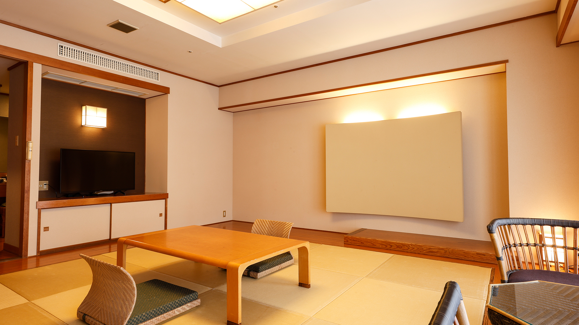 【本館】琉球畳和室～シンプルかつモダンな琉球畳をあしらったお部屋