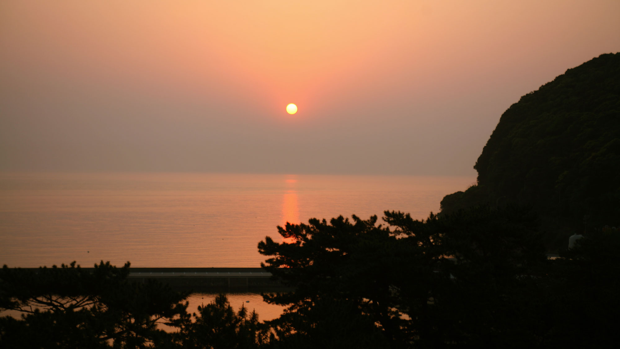 紀淡海峡に昇る朝日