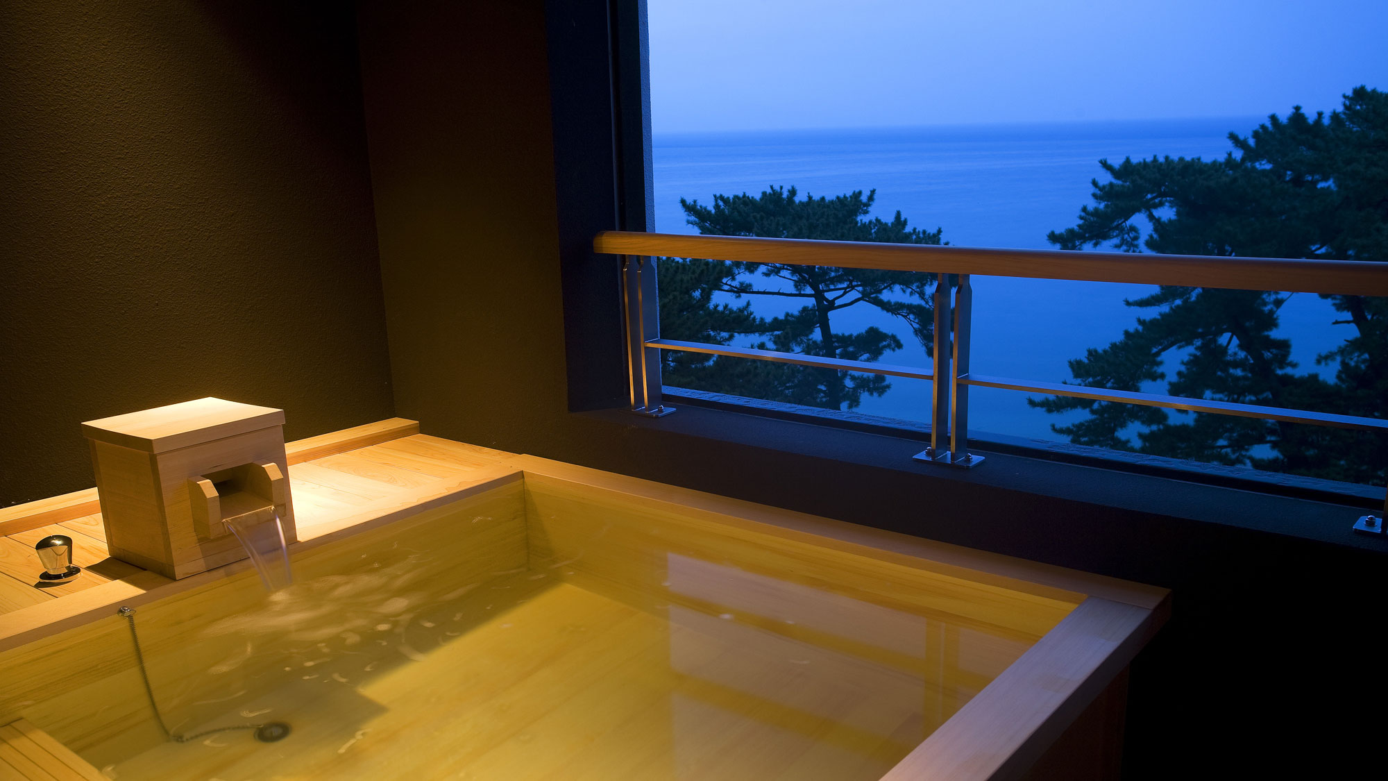 貸切風呂「夢海」の浴槽からは大浜海岸を望む