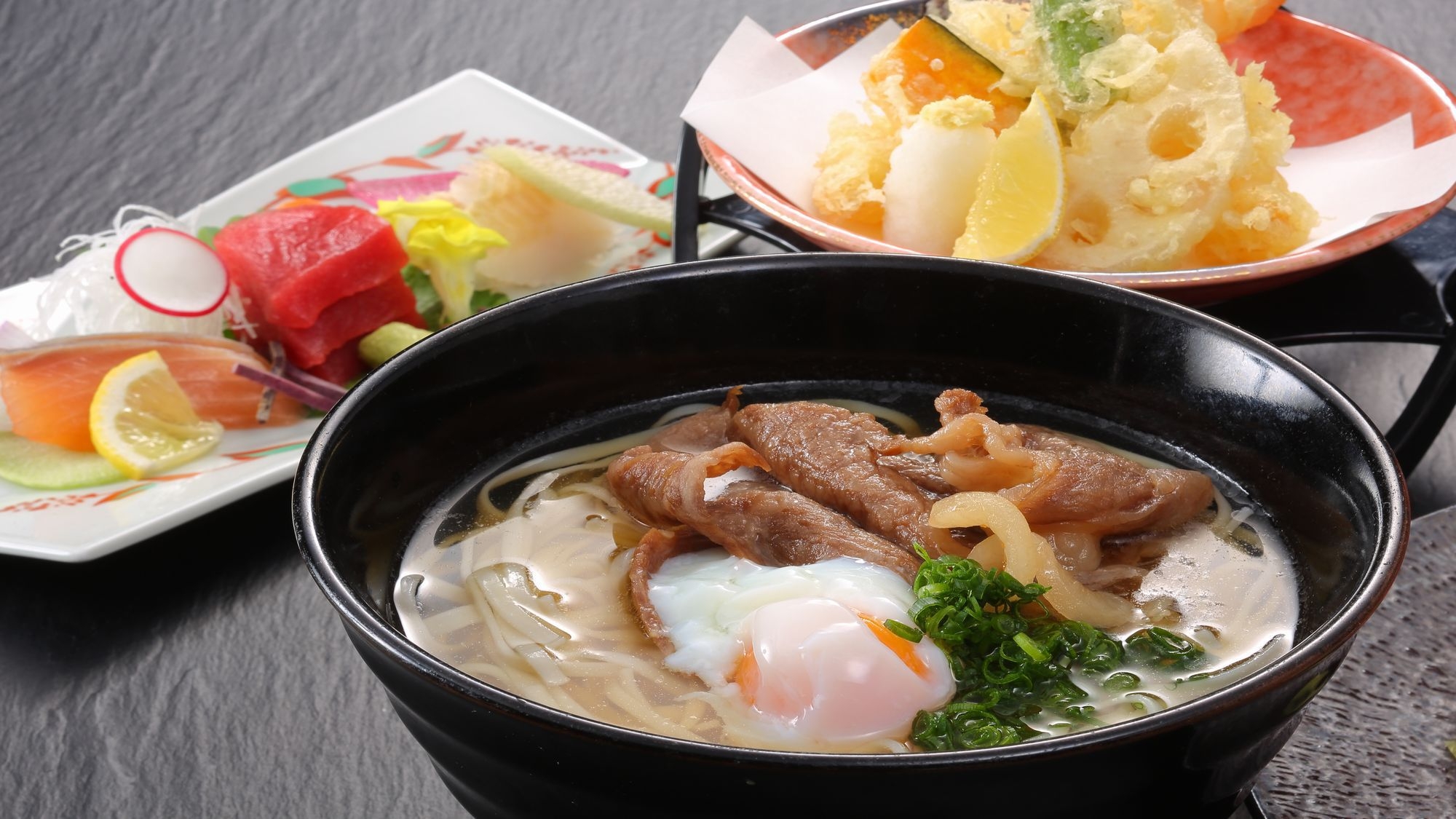 【空港を一望する特等席で】黒毛和牛を贅沢に添えた「肉うどん御膳」付き／2食付