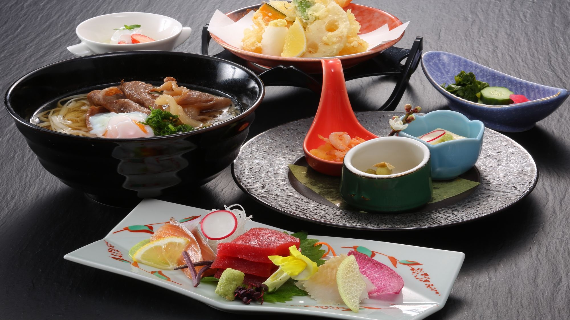 【空港を一望する特等席で】黒毛和牛を贅沢に添えた「肉うどん御膳」付き／2食付