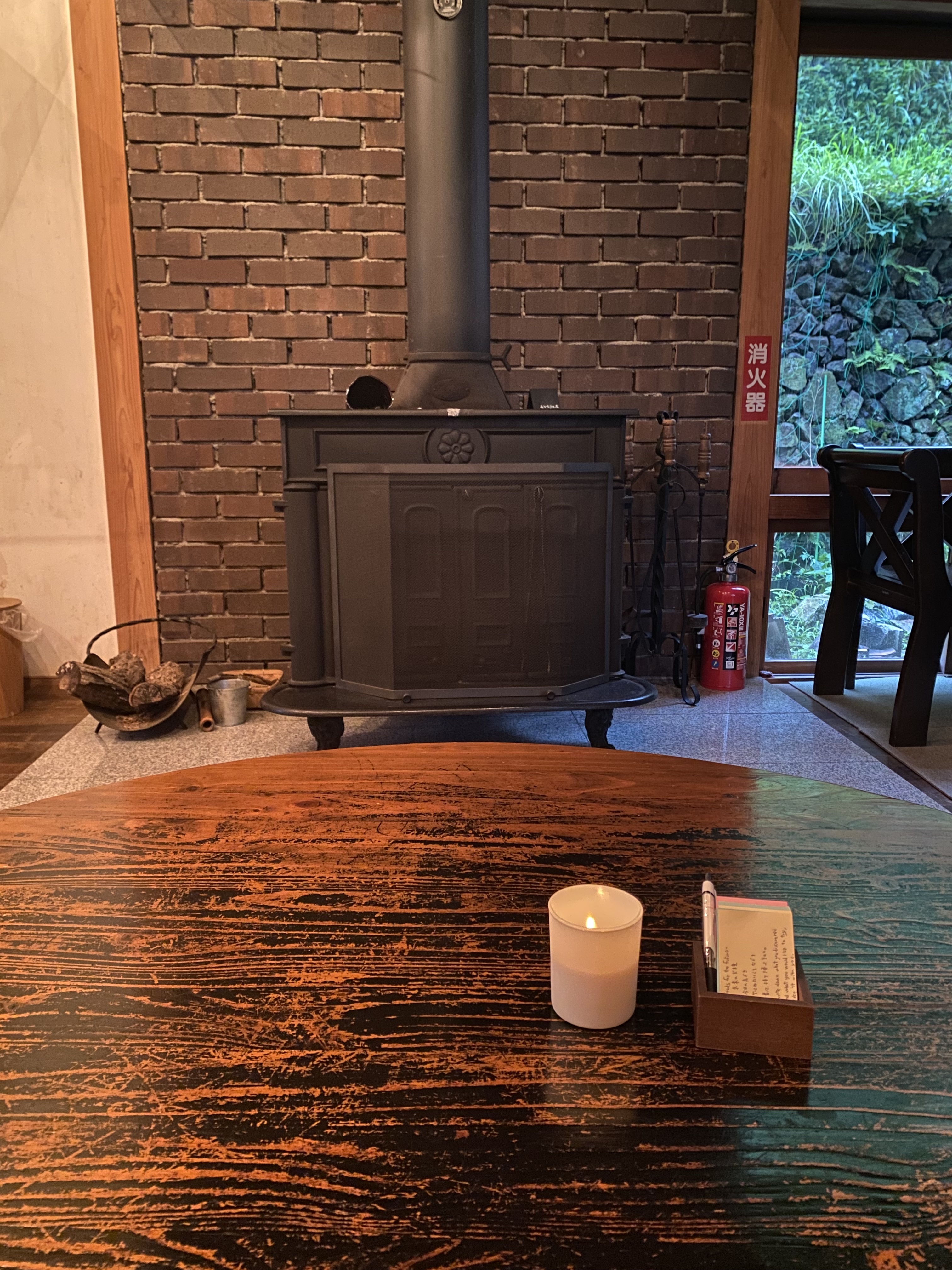 火を見つめる、静かな夜の時間