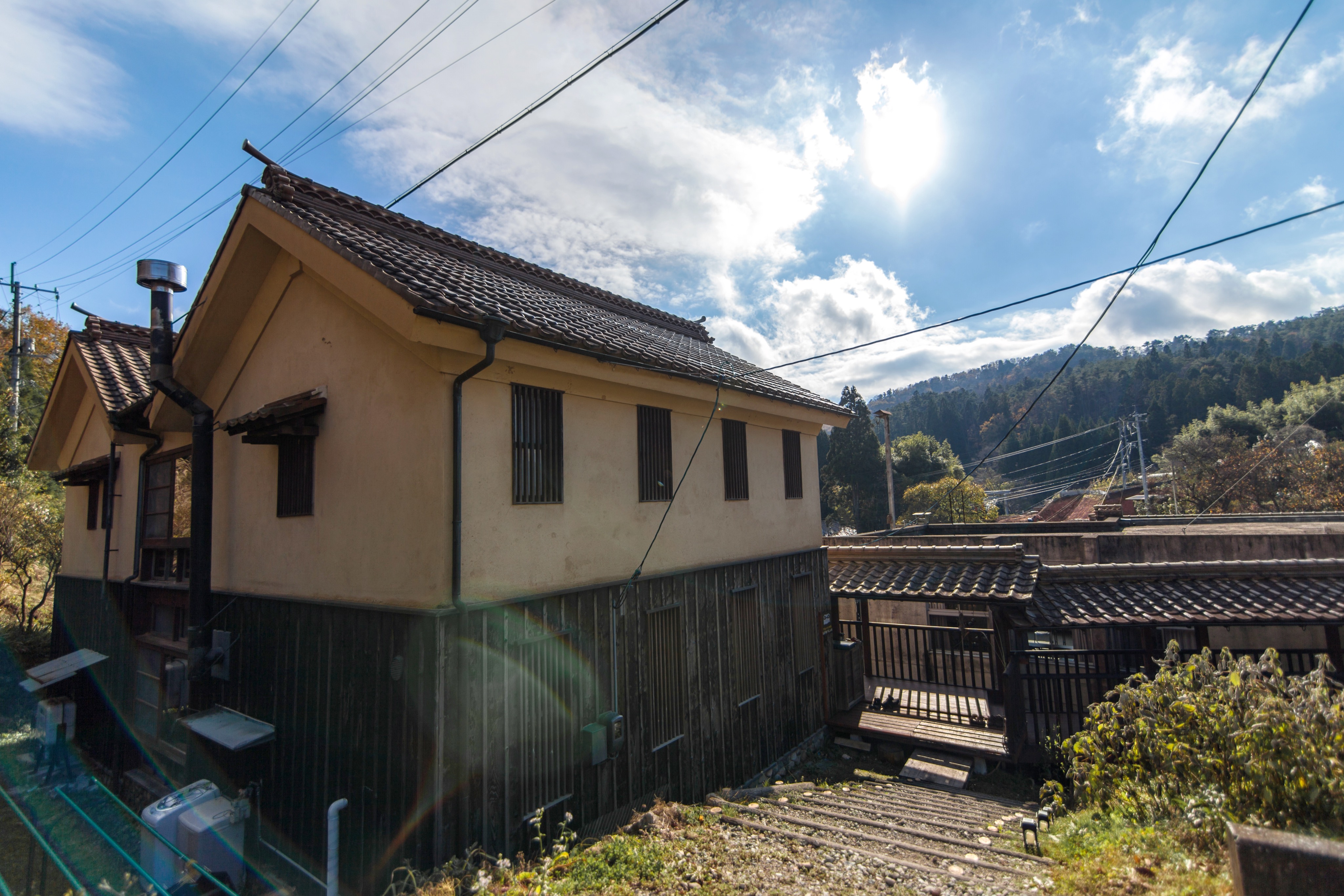 ゲストハウス ELEVEN VILLAGE 吹屋の外観(建築家・石井和紘氏設計)