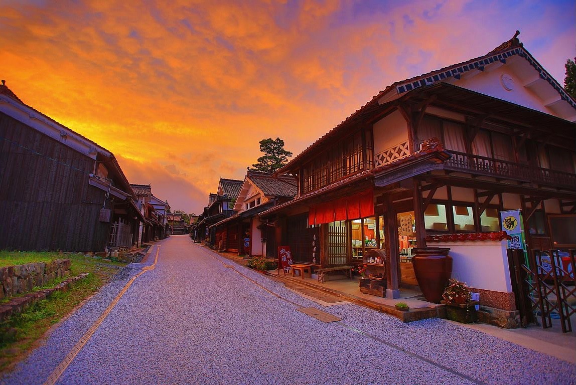 大自然の中、ゆっくりとした時間が流れており、人と人のあったかい繋がりを感じることができます。ここに帰ってきたような、どこか懐かしくあたたかい感覚に包まれます。宿はこの町並みの中にあります。