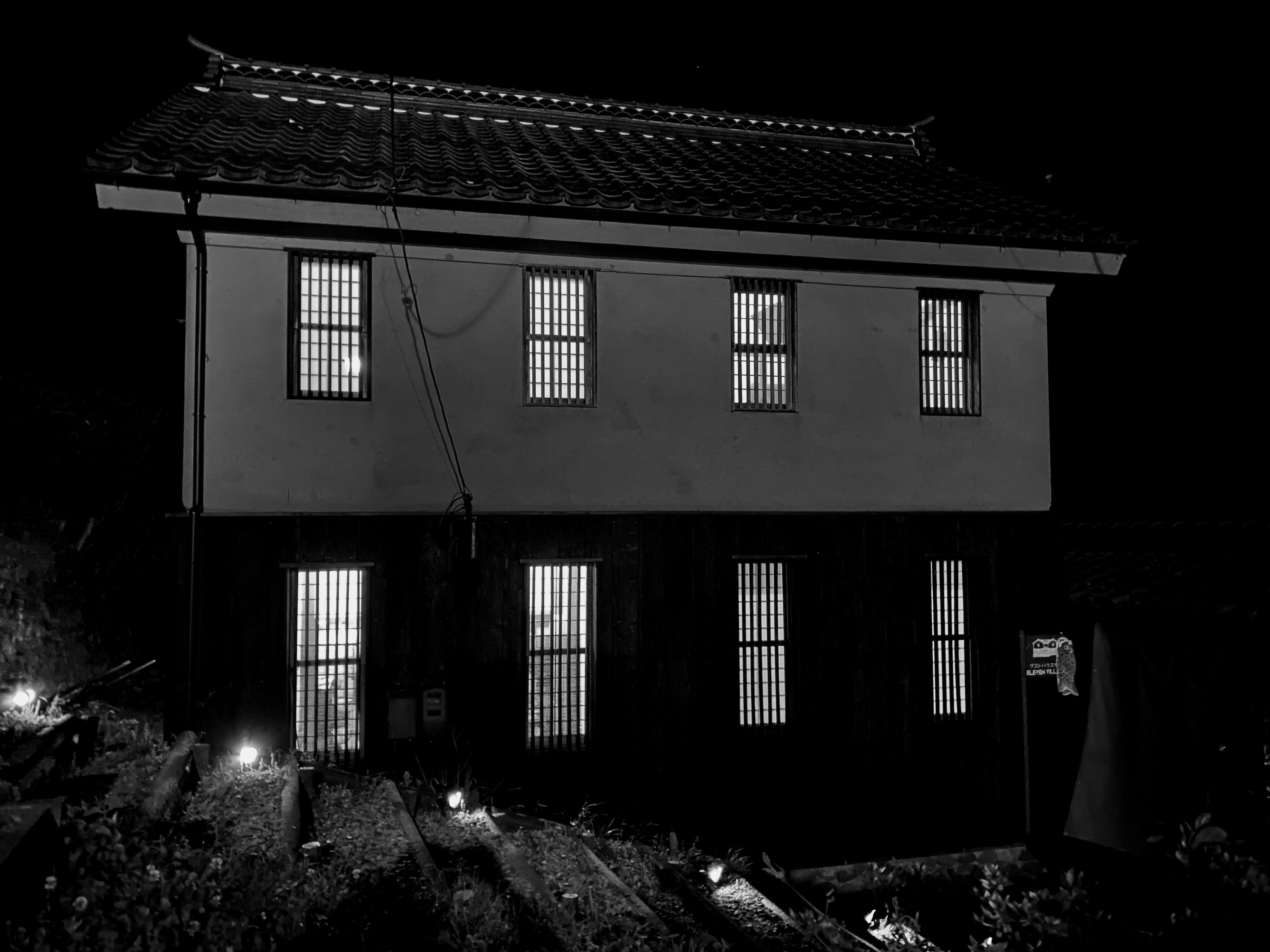 夜は一層静かに。やわらかな灯りの中で、ゆったりとした時間をお過ごしいただけます。