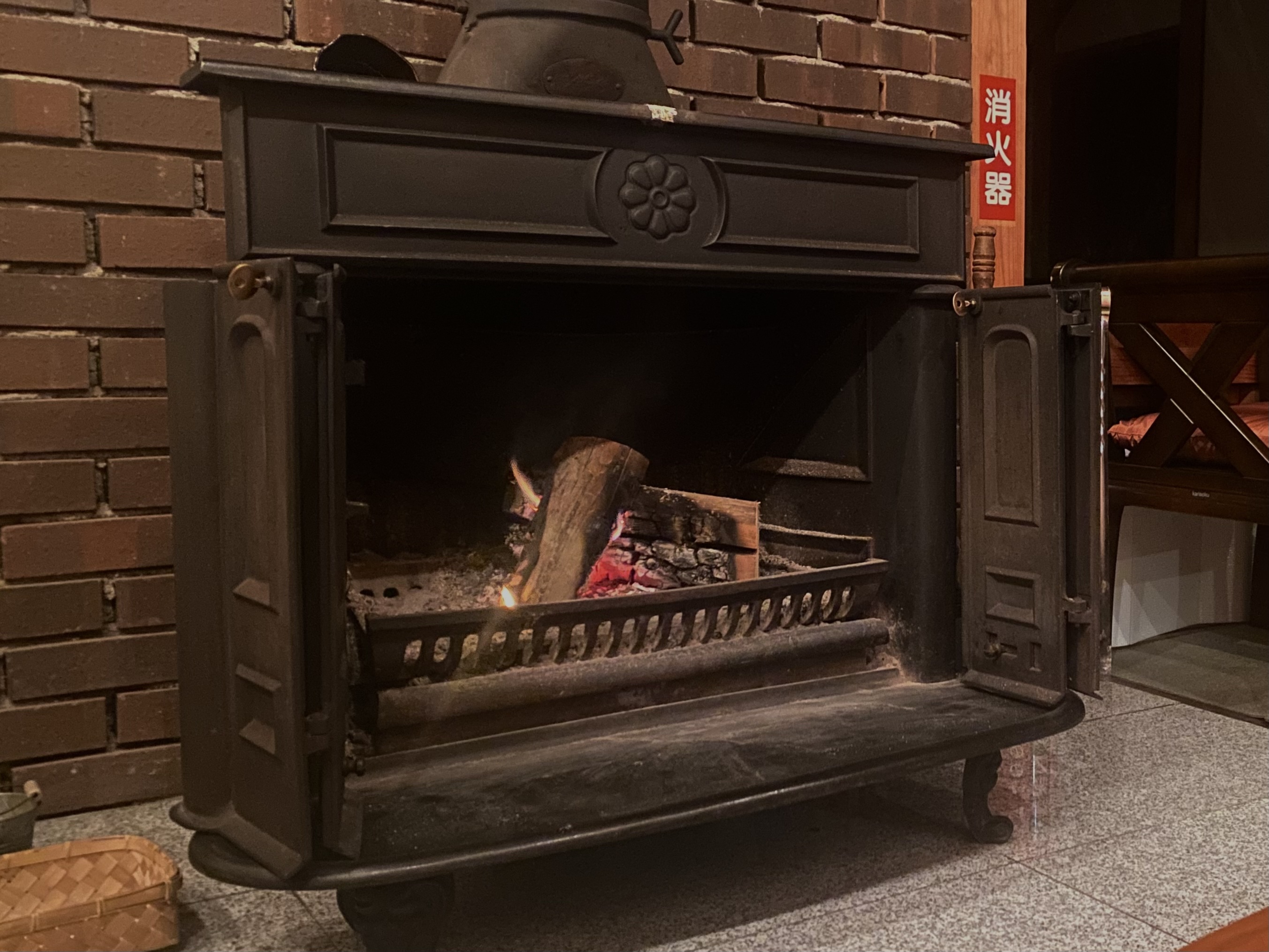 火を見つめる、静かな夜の時間