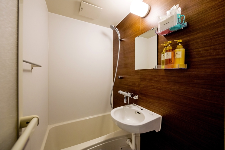 バスルームにはバスタブと、シャワーを完備。ご自宅のように洗い場があるので快適です。