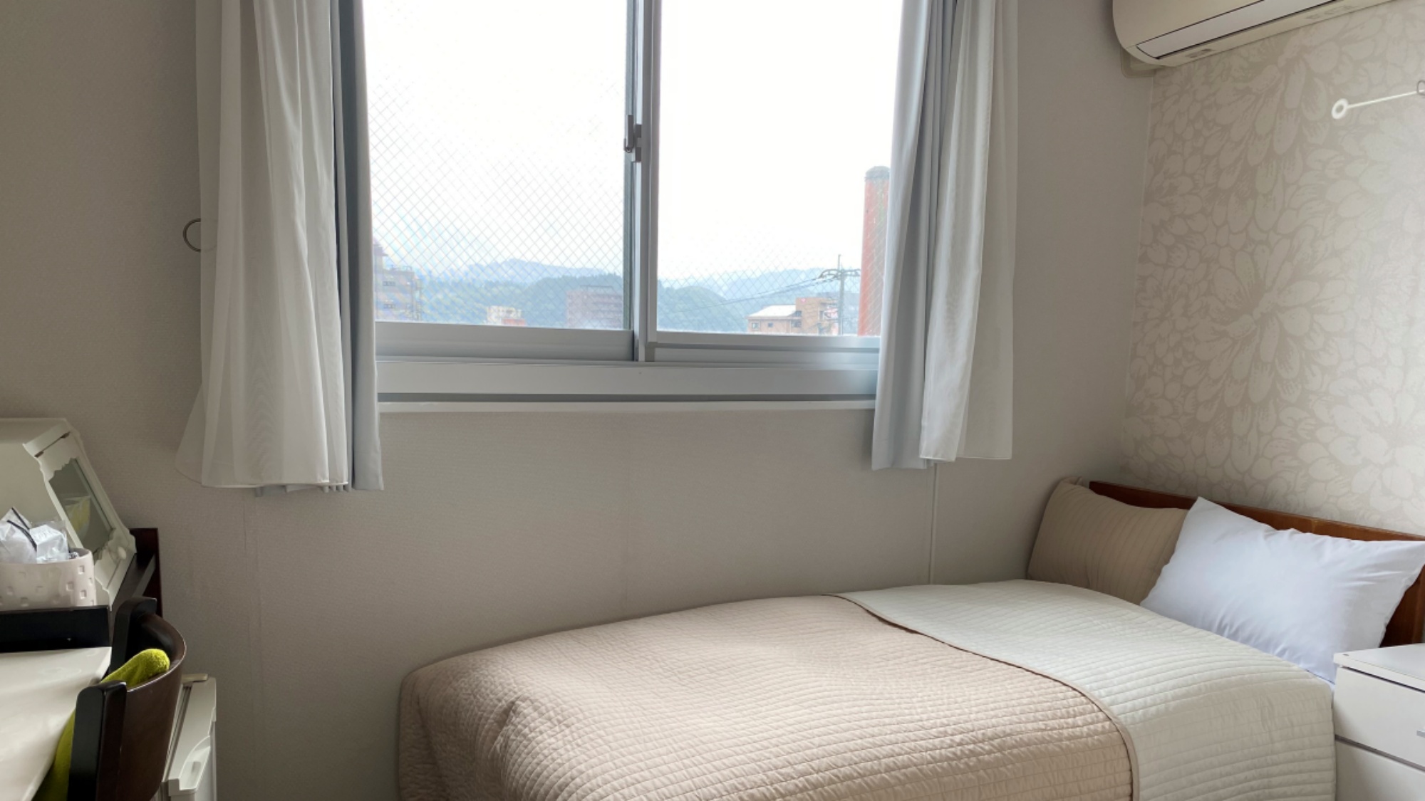 【4階禁煙シングル】白を基調とした落ち着きある客室。3・4階までは階段をご利用いただきます。